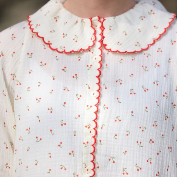 De Beauvoir Blouse Cherry Cheesecloth with Red Apple Embroidery De Beauvoir Blouse Cherry Cheesecloth with Red Apple Embroidery