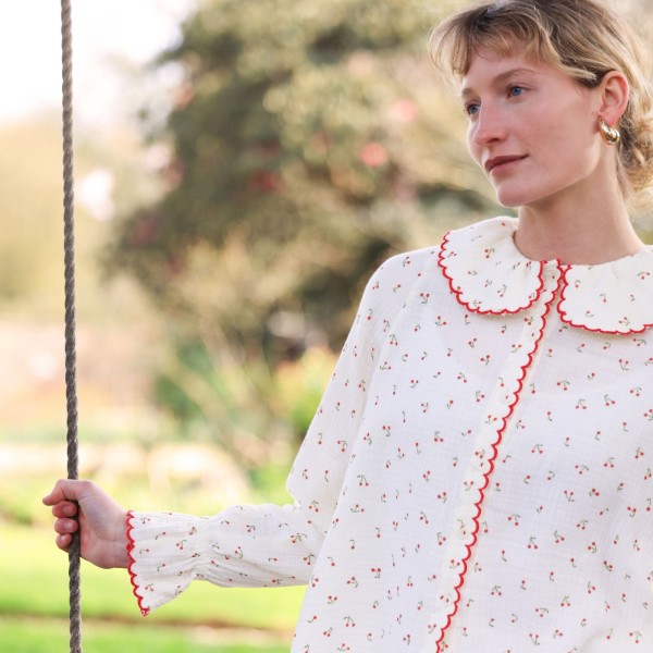 De Beauvoir Blouse Cherry Cheesecloth with Red Apple Embroidery De Beauvoir Blouse Cherry Cheesecloth with Red Apple Embroidery